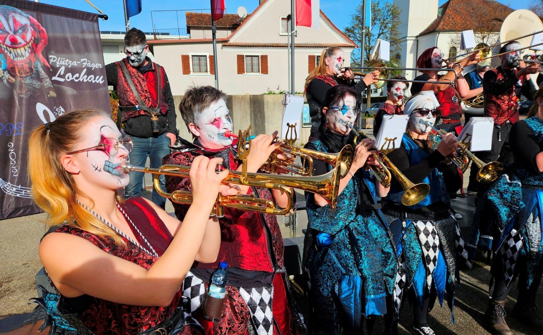 Mit einem stimmungsvollen Auftritt eröffnete die „Guggenmusik Pfütza-Fäger Lochau“ am 11.11. pünktlich um 11 Uhr 11 zusammen mit zahlreichen närrischen Gästen die Faschingszeit 2026 in der Bodenseegemeinde. 