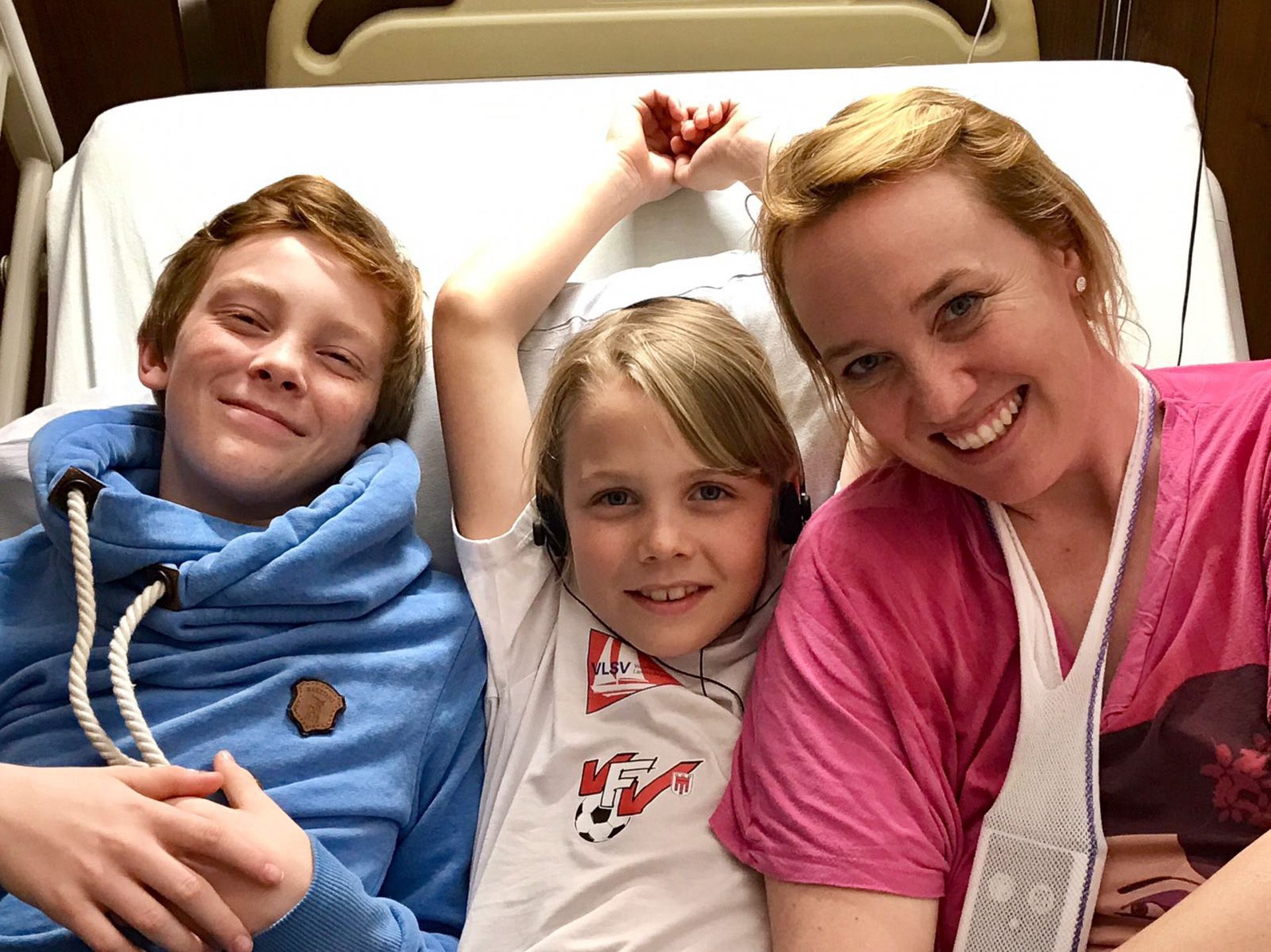  Mit ihren Kindern im Krankenbett vom LKH Bregenz. (Quelle: privat)