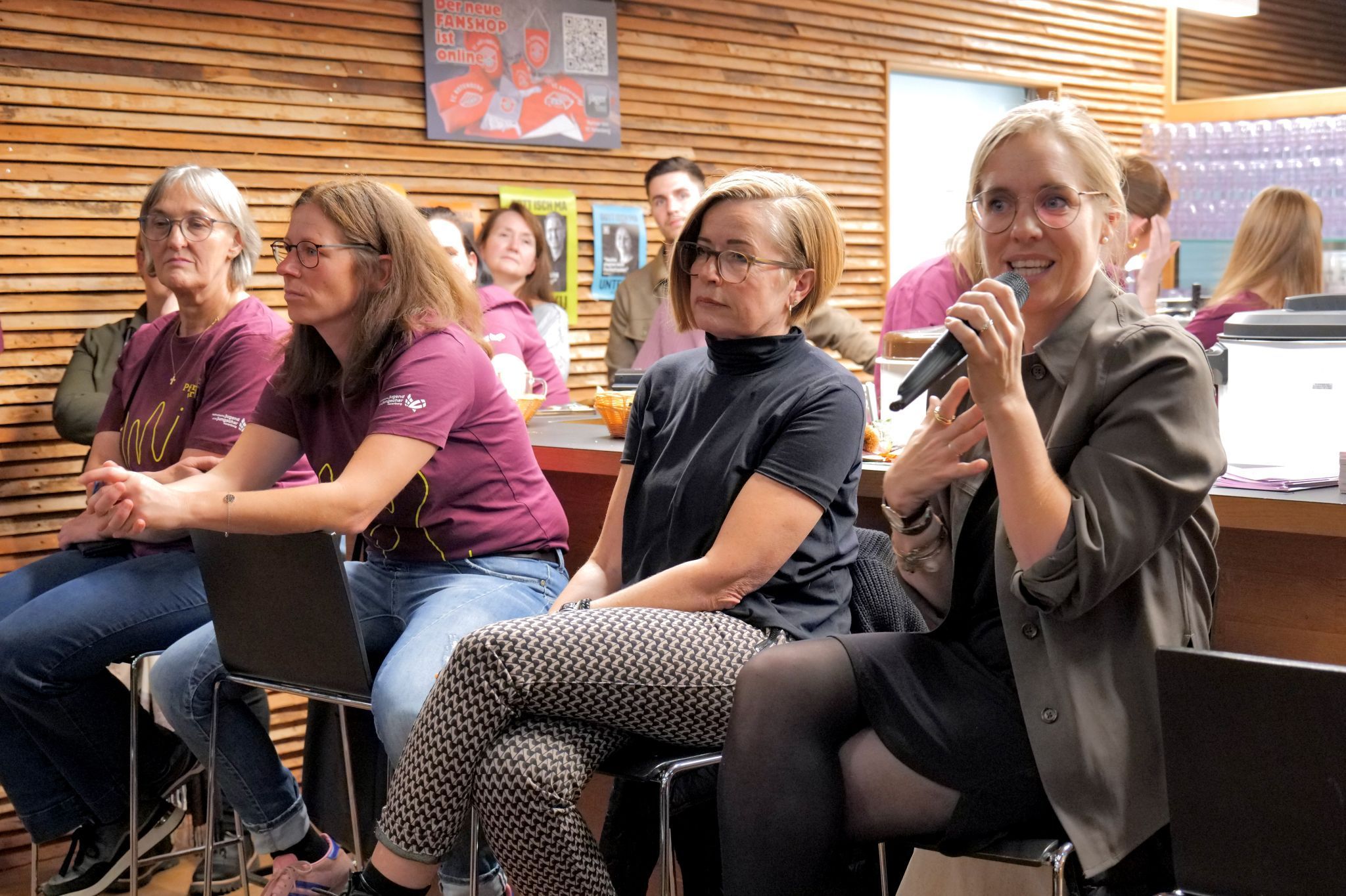 Im anschließenden Gespräch wurden Fragen aus dem Publikum beantwortet.