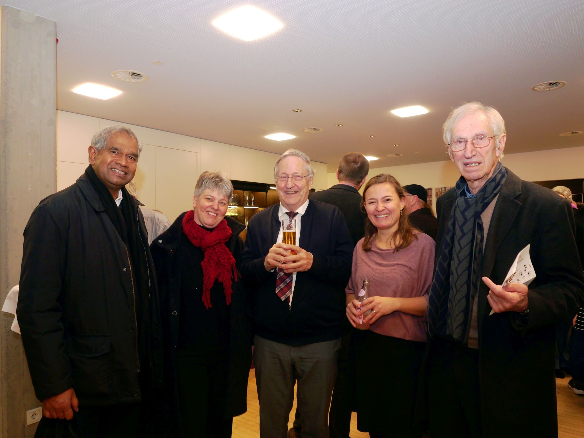 Göfis Pfarrer Georg Thaniyath Varghese, Chörle-Obfrau Nicole Sinnstein, Wilfried Blum, Chorleiterin Stephanie Haala, Altpfarrer Elmar Simma.