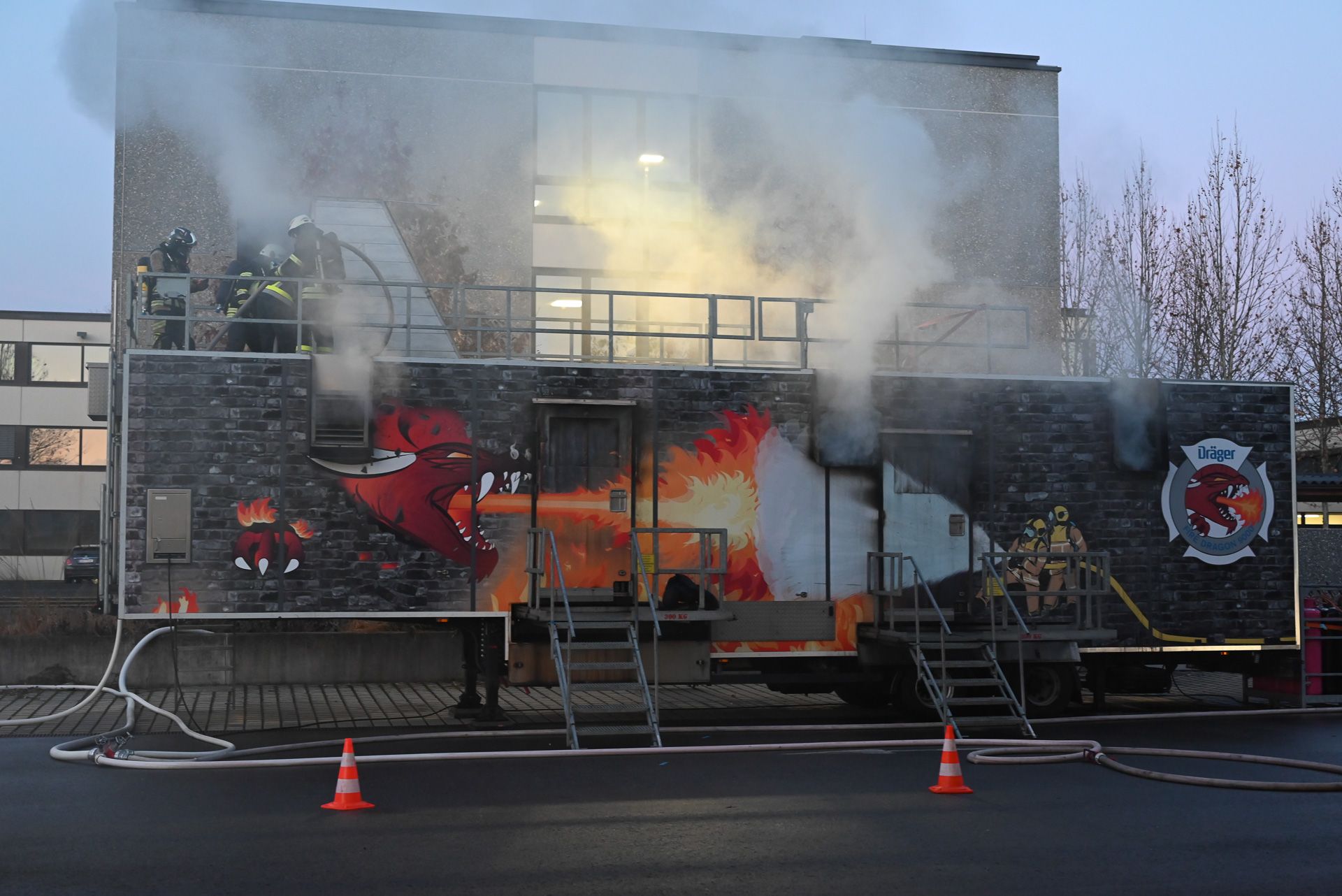 Es qualmt heraus, drinnen herrschen lodernde Flammen.