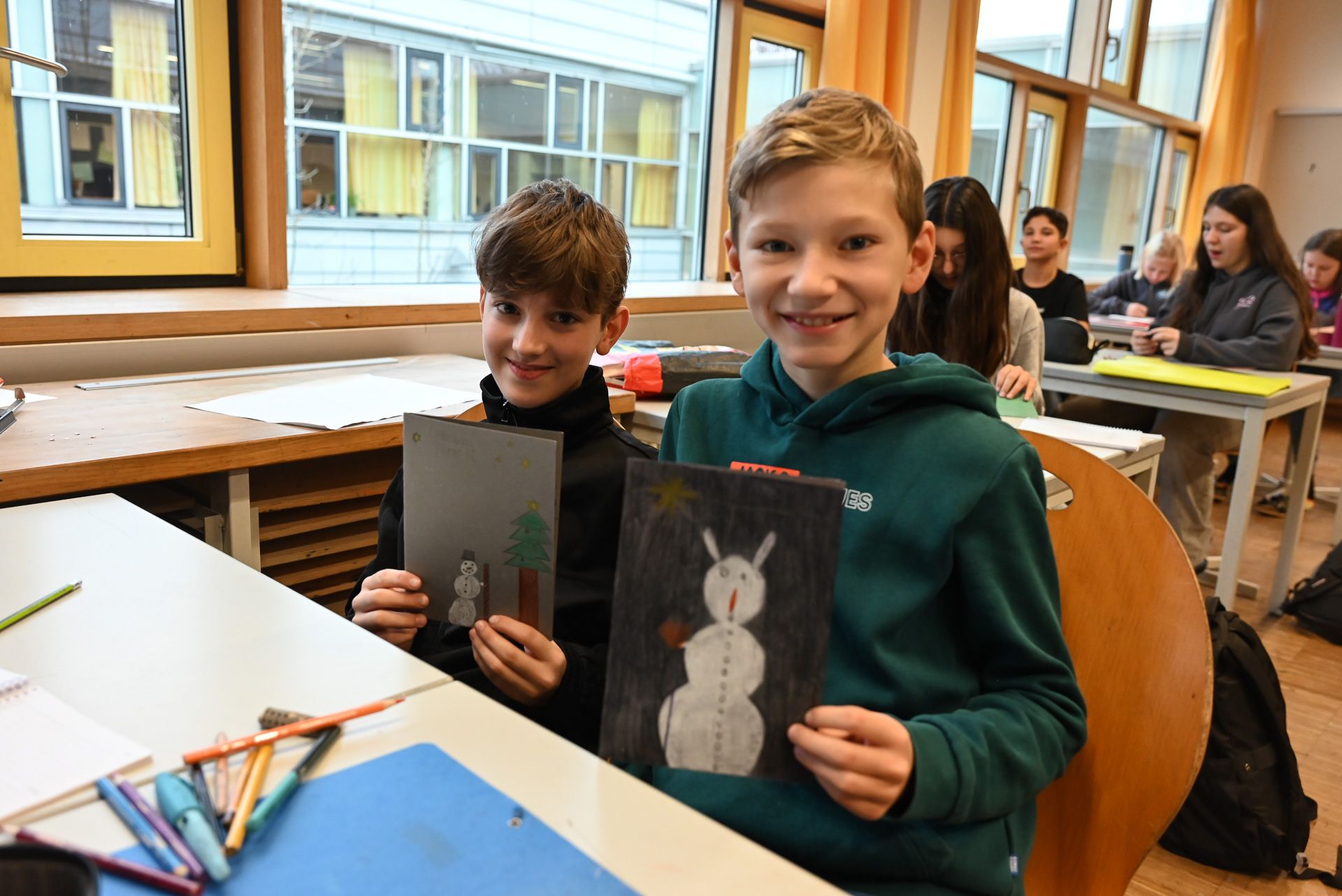 Matthias und Yannick zeigen, was sie vorbereitet haben. 