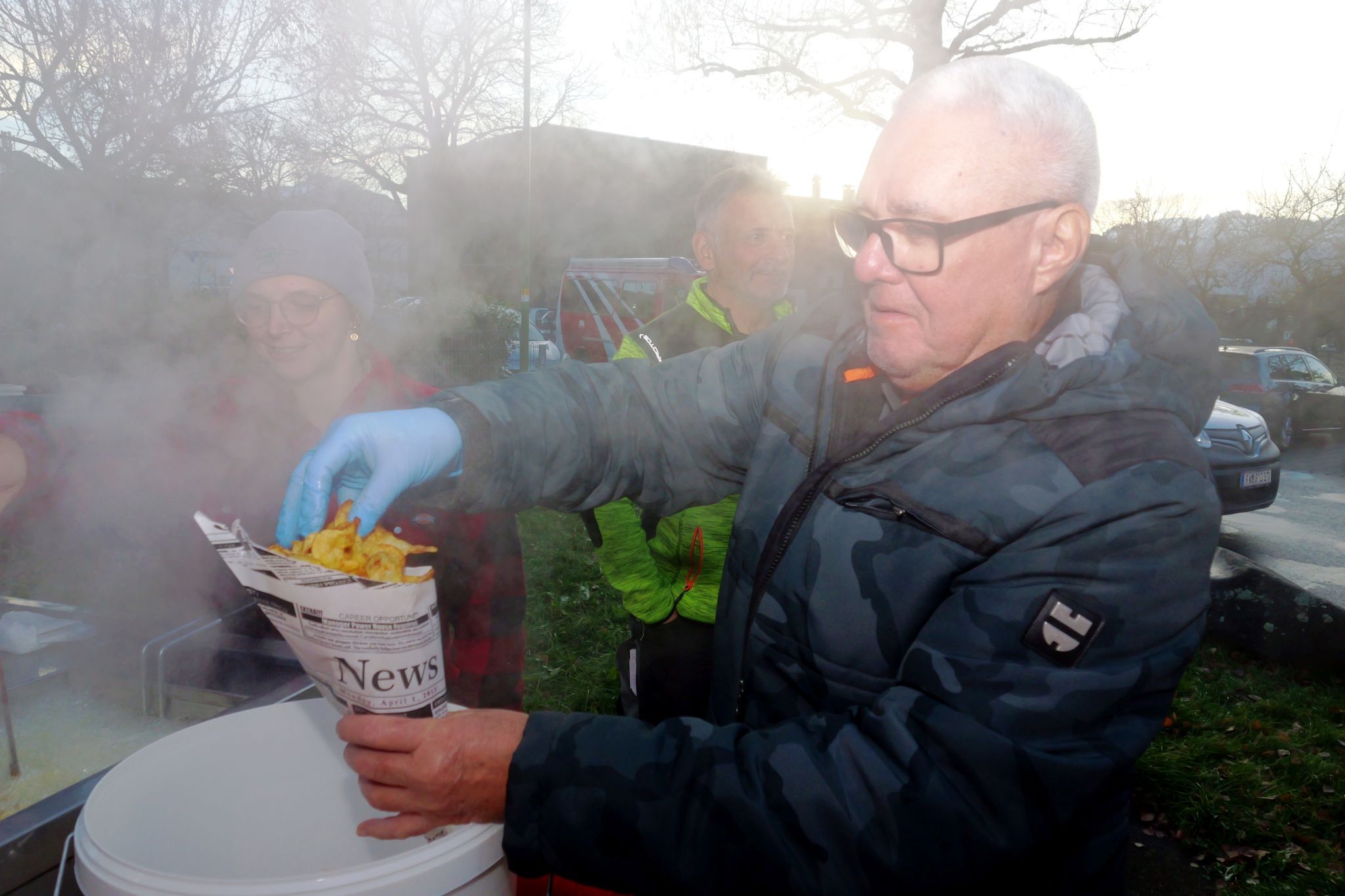 Reinhard Kopf servierte die noch dampfenden Kartoffelchips.
