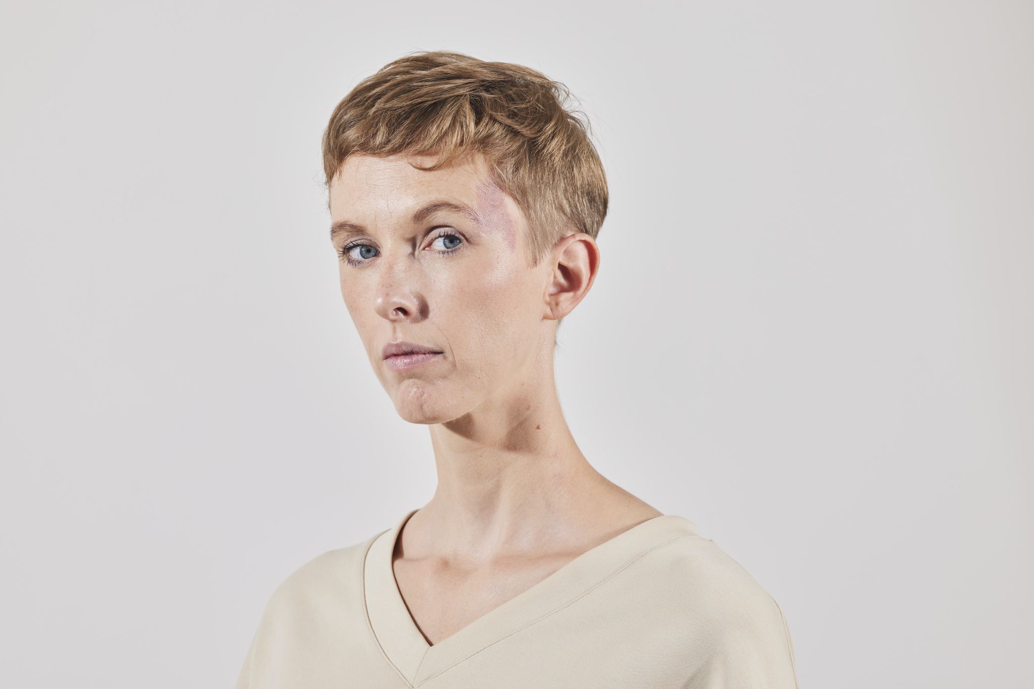 Sonja Pikart seziert in „Halb Mensch“ die Absurditäten der modernen Welt.