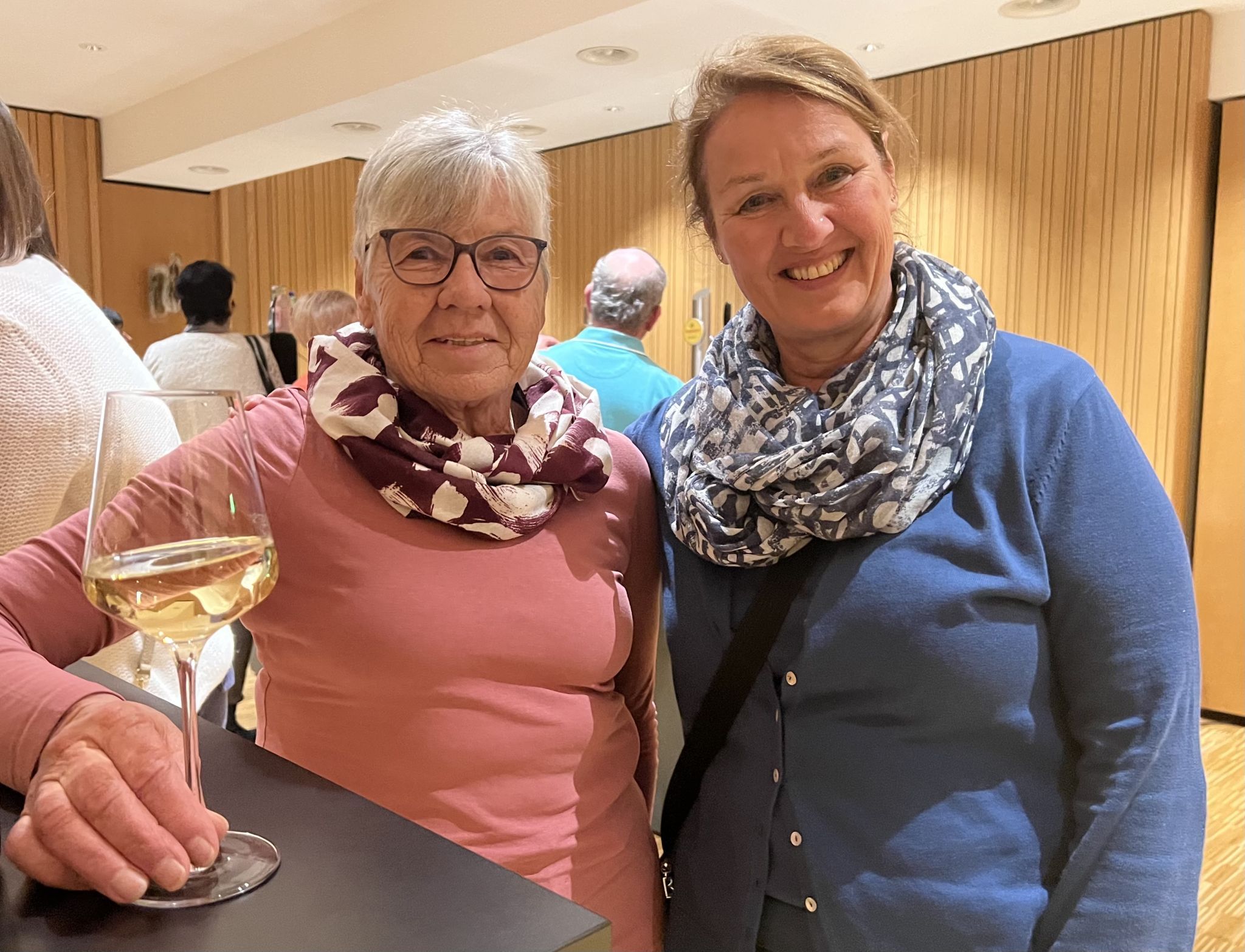 Wilma Maier (links) und Johanna Zaggl (rechts) kommen jedes Jahr zur Aufführung.