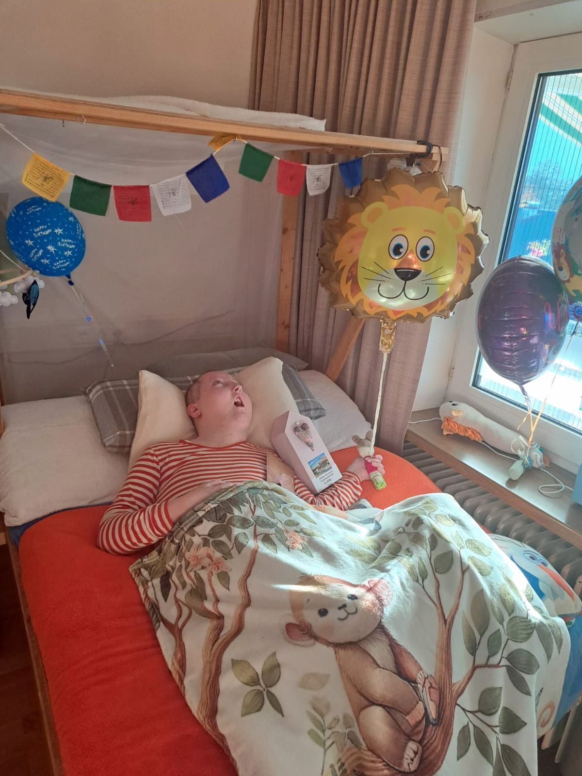 Florian lebt mit einer cerebralen Tetraparese und ist in allen Lebensbereichen stark eingeschränkt.