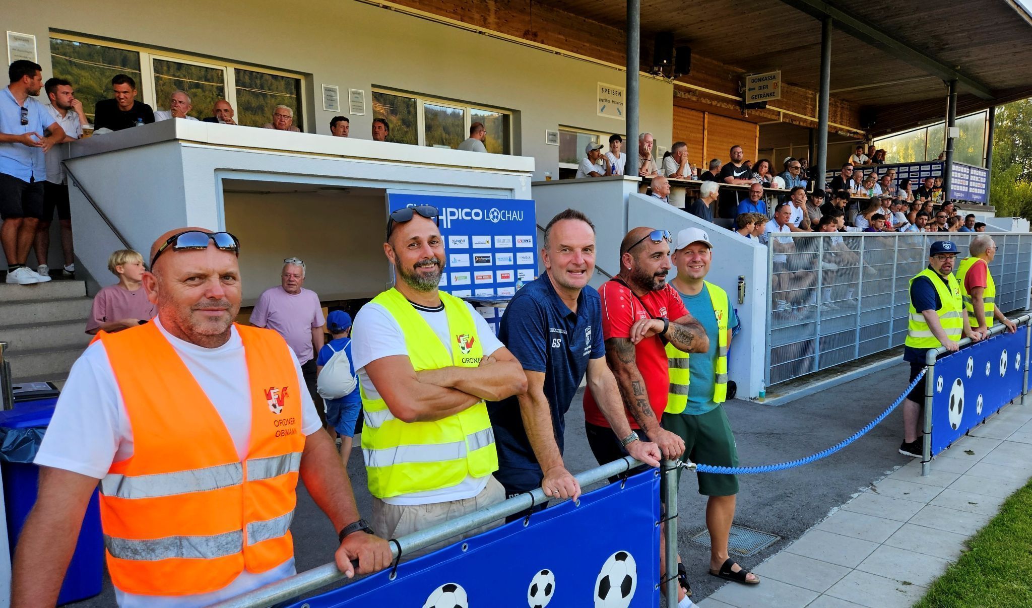 Bei allen Heimspielen immer verlässlich vor Ort: Der Ordnerdienst des SV typico lochau.