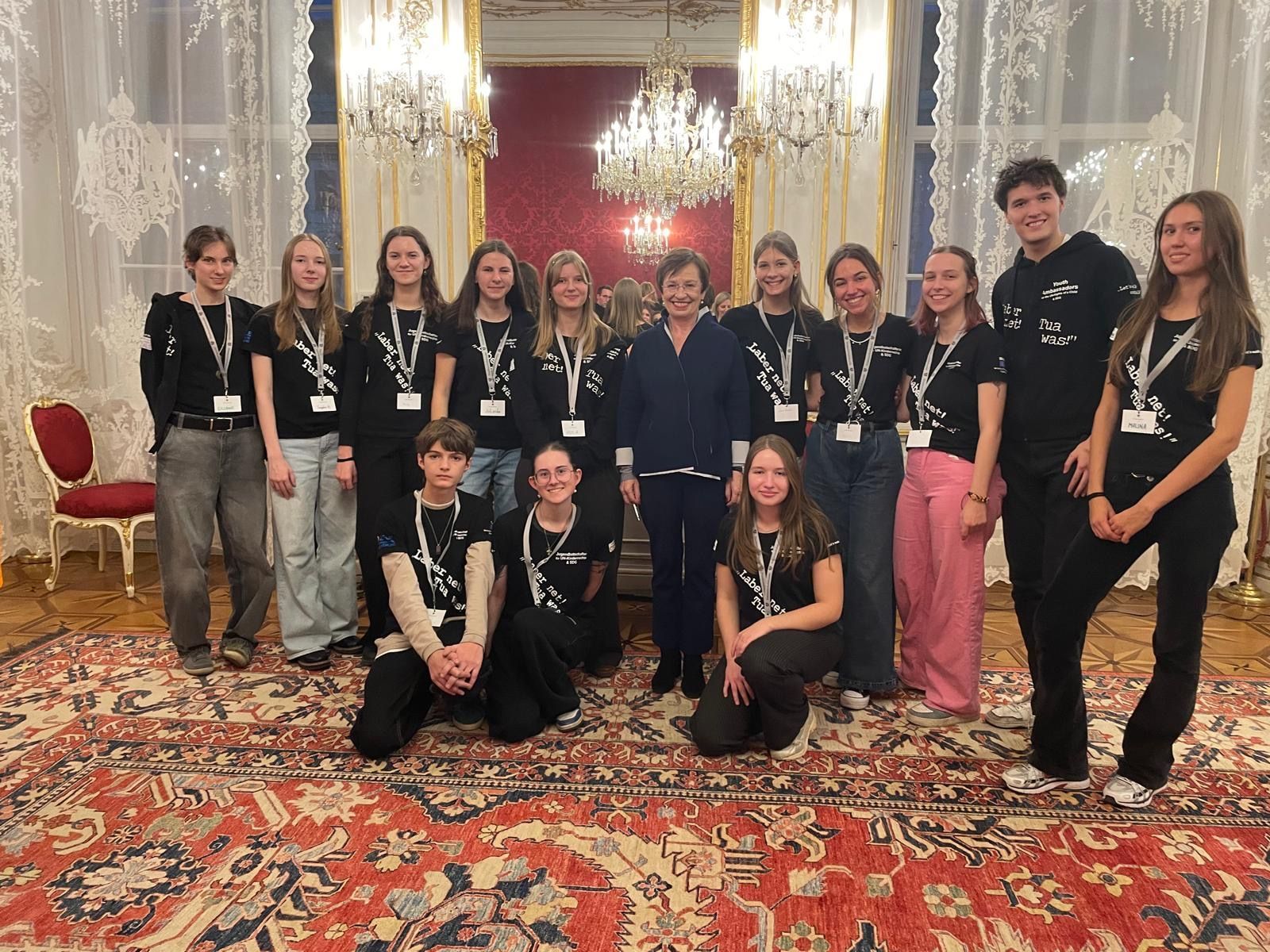 Die Jugendbotschafter*innen gemeinsam mit Doris Schmidauer während ihres Besuchs in der Hofburg. (Bildergalerie)