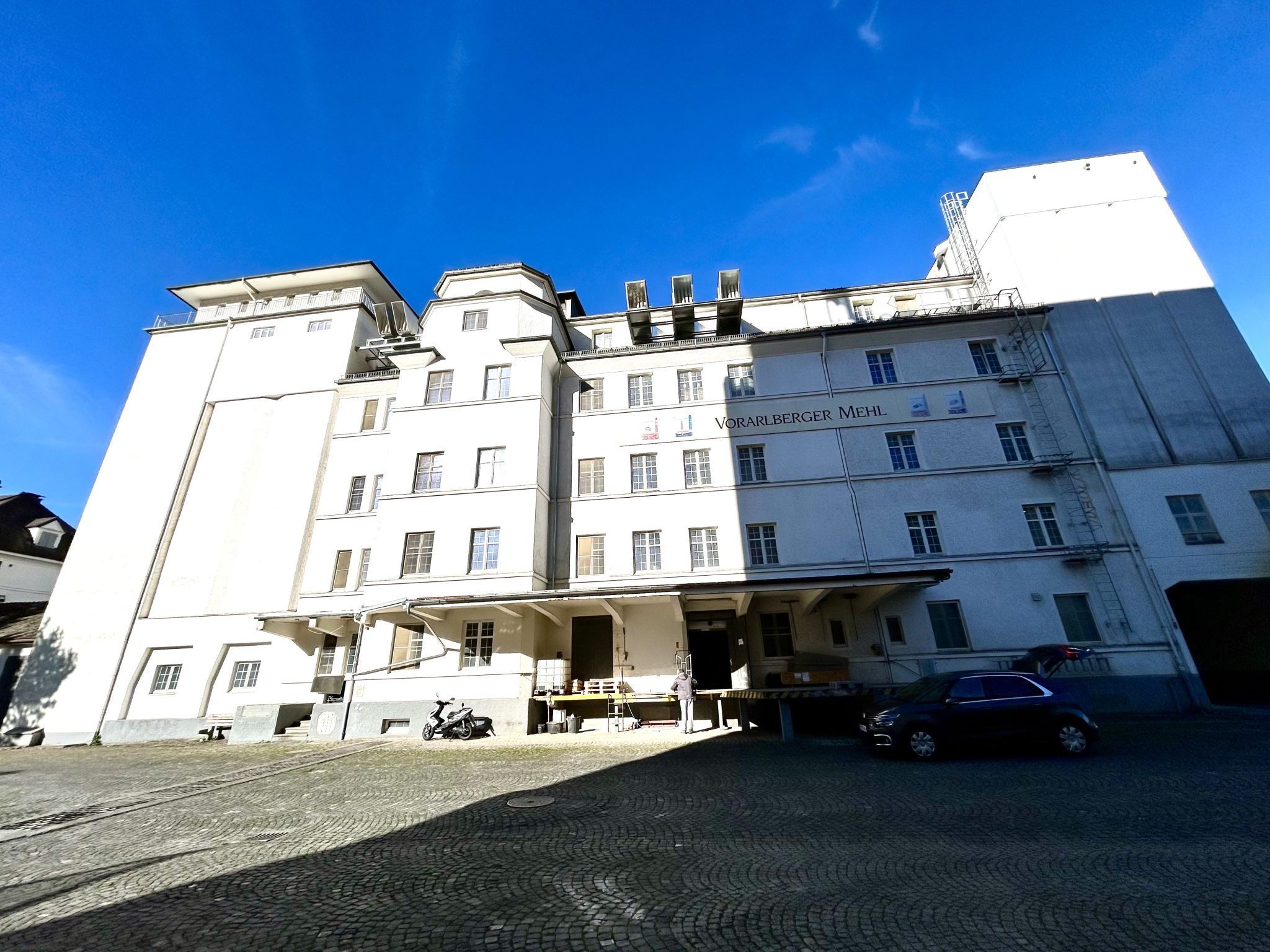 selten zu sehen: das Gebäude von hinten