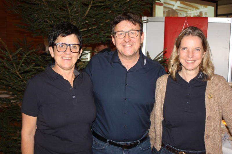 Gerda Schnetzer-Sutterlüty (r.), Andrea Konzett und Obmann Clemens Fessler feiern den besonderen Anlass.
