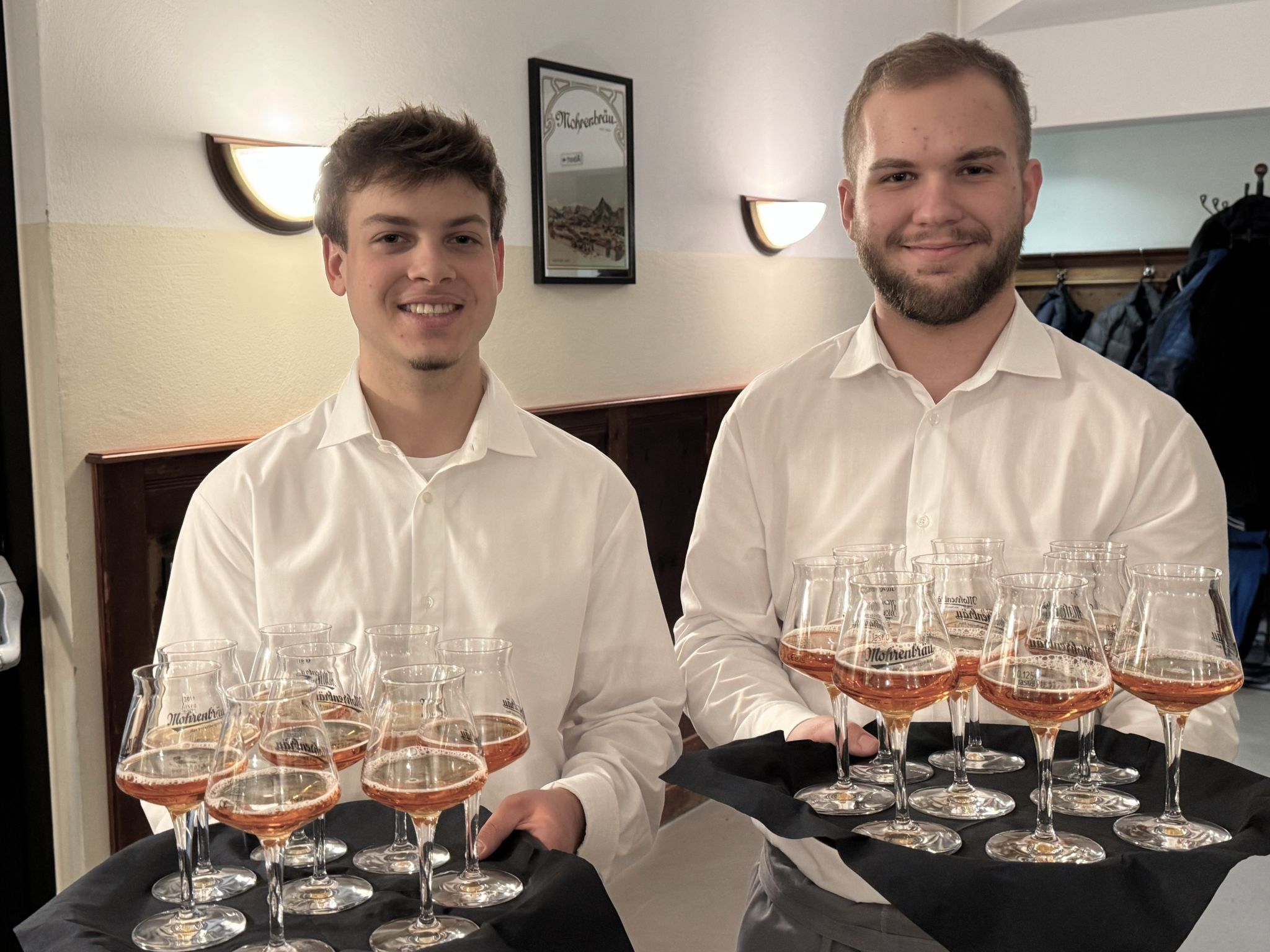 Mathias und Niko servierten den Eisbock 2024.