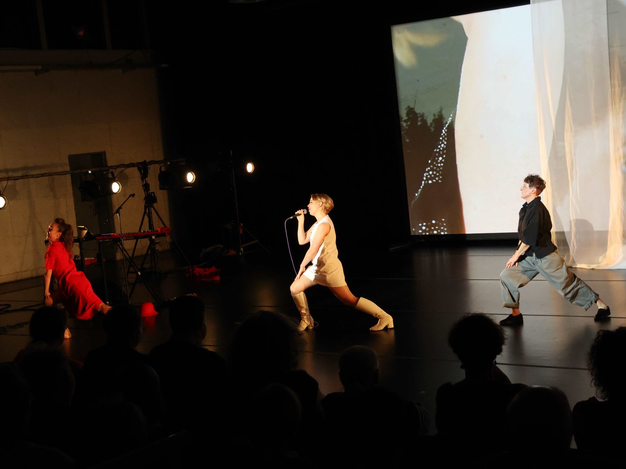 Alle drei Mitwirkenden im Bühneneinsatz.