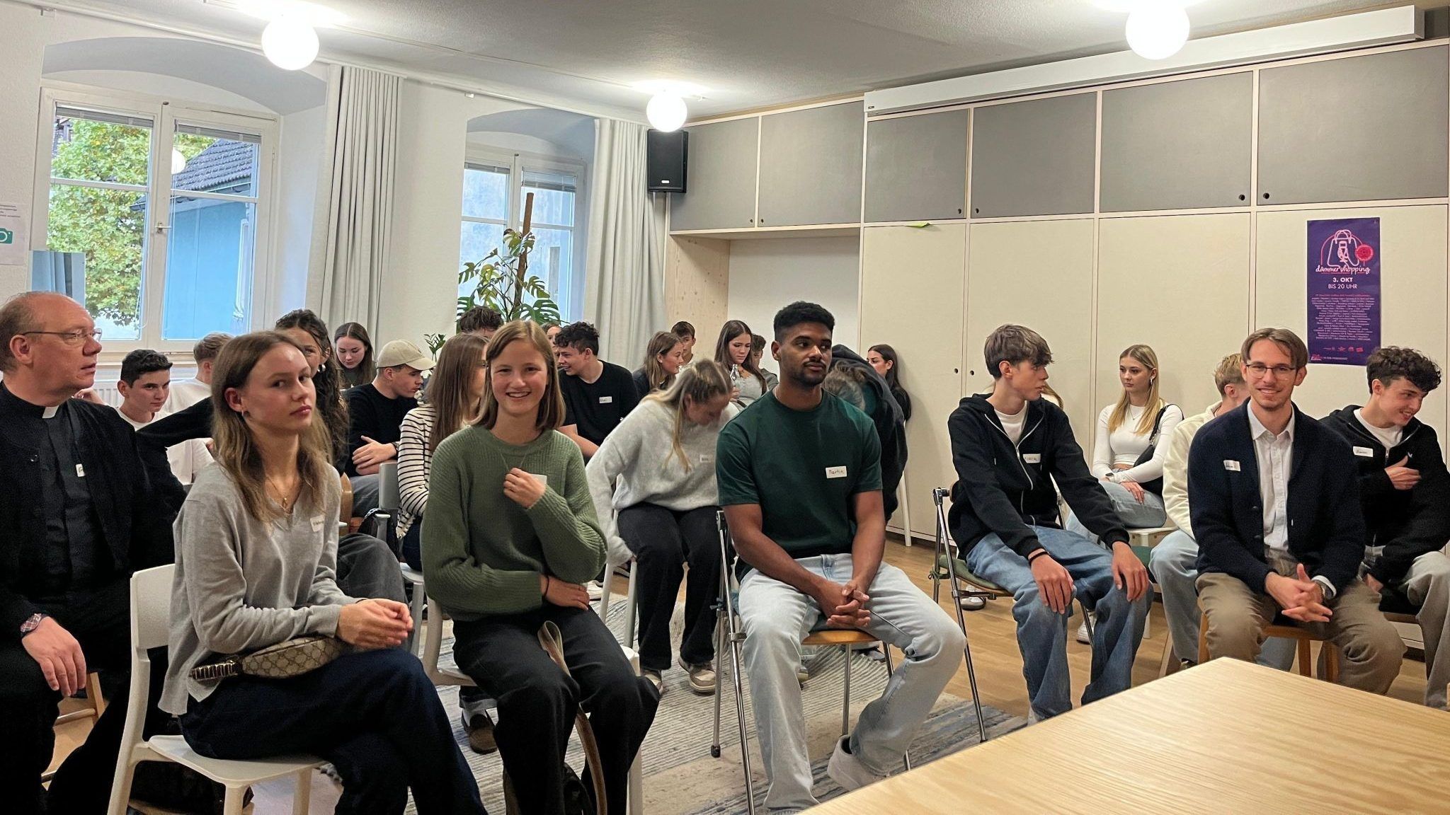 Gebannt lauschten die Firmlinge dem Jesus-Talk mit Johannes Tartarotti.