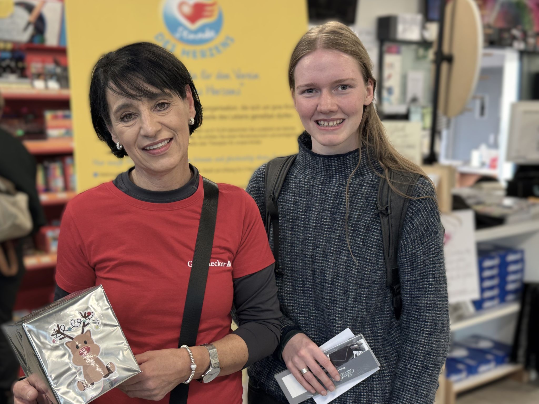 Losverkäuferin Monika Linder mit Paula Bönig.