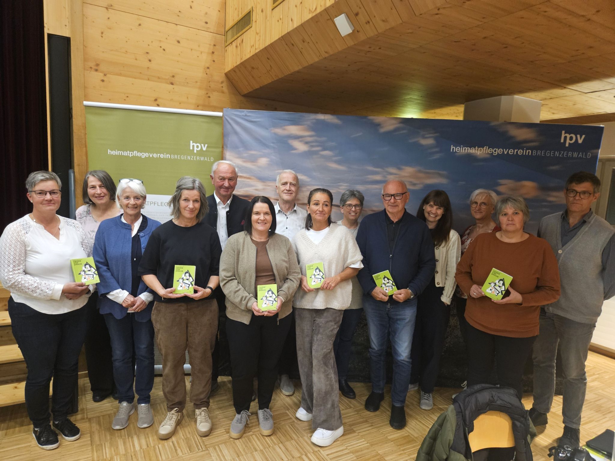 Repräsentanten der Bregenzerwälder Chöre freuten sich über die neuen Liederbücher.