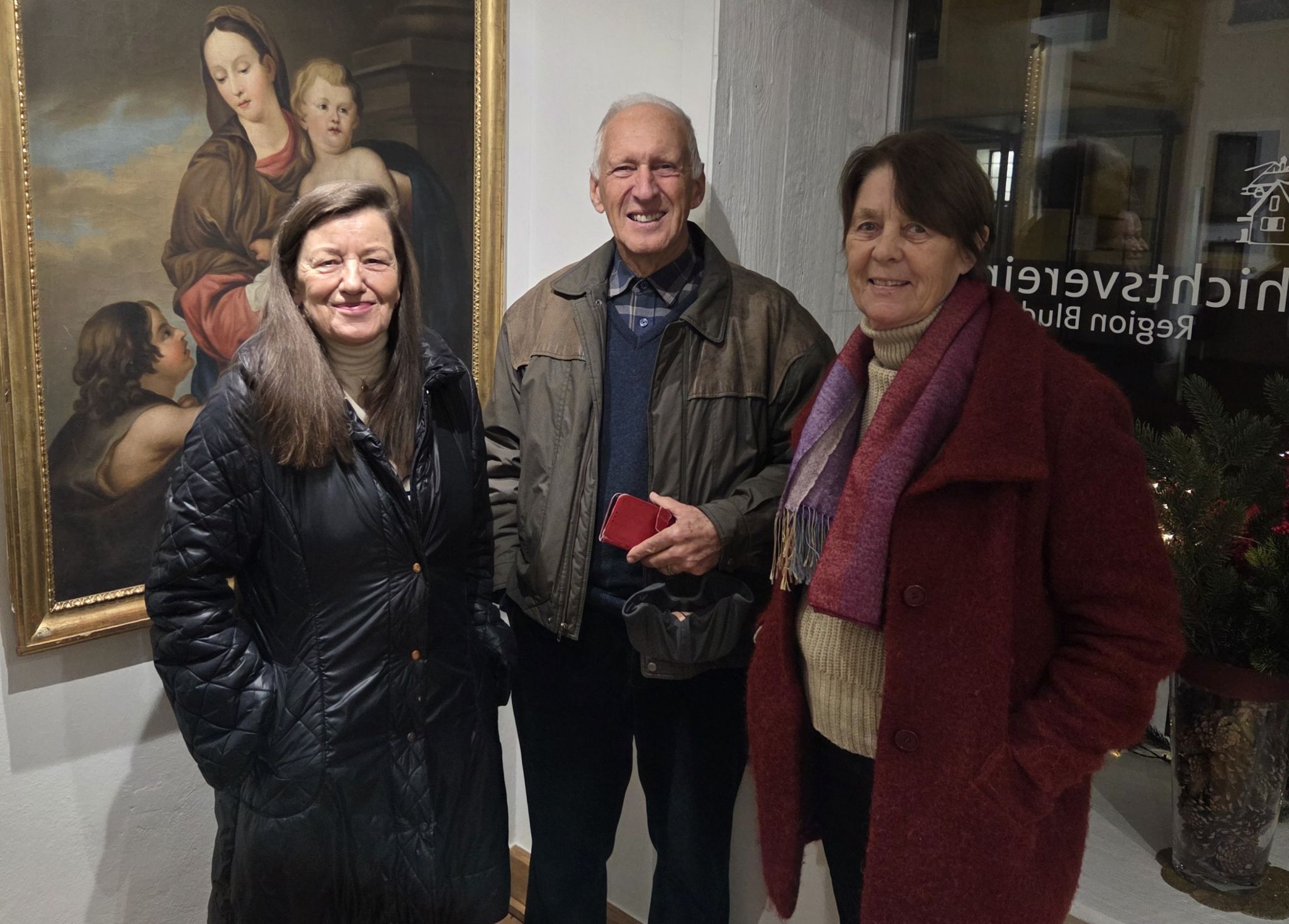 Gertrud Würbel (l.), Bertram und Hadi Battlogg waren begeistert von den ausgestellten Kunstwerken. (Foto OS)