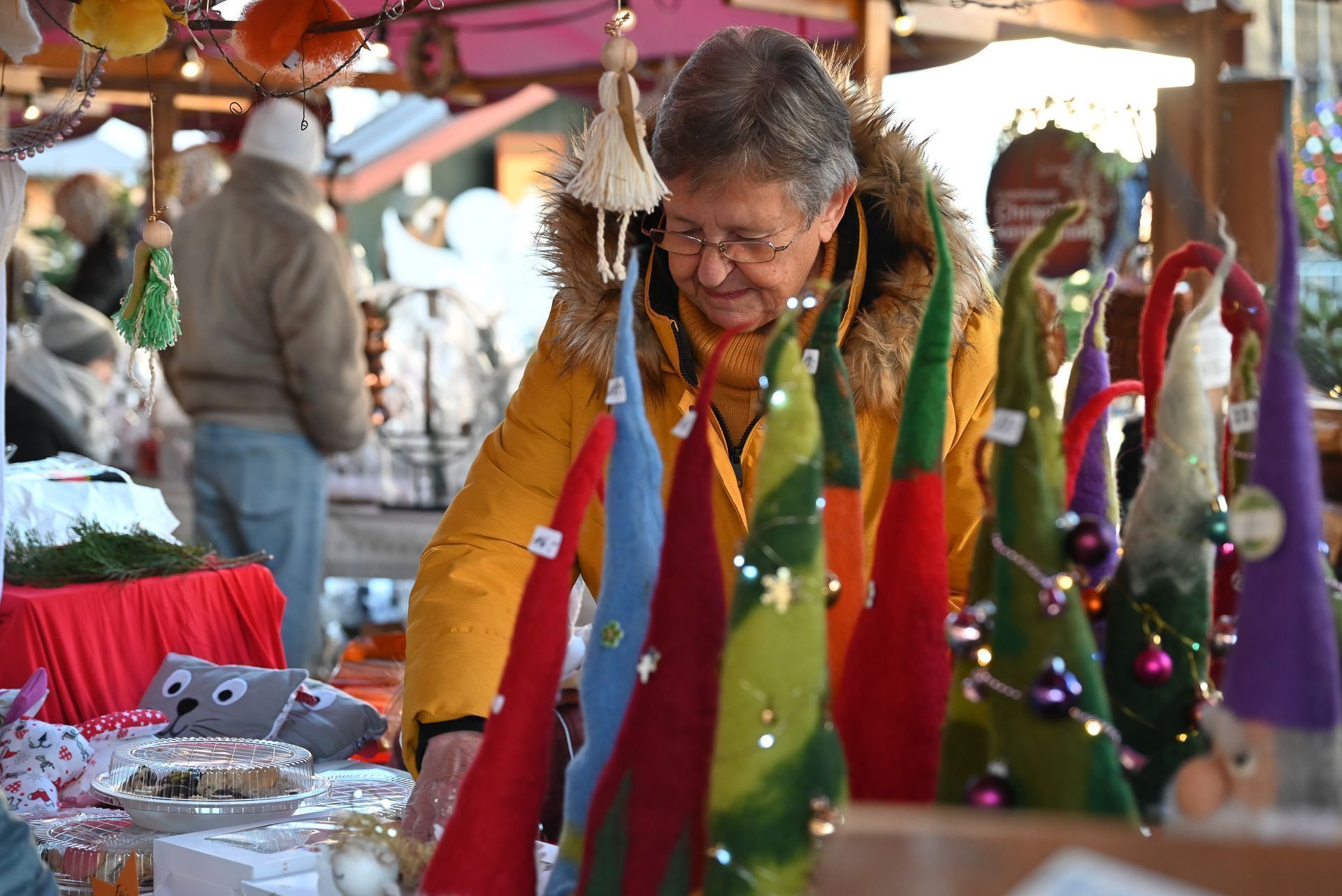 Liebevoll gestaltete Weihnachtartikel sind auf dem Markt zu finden.