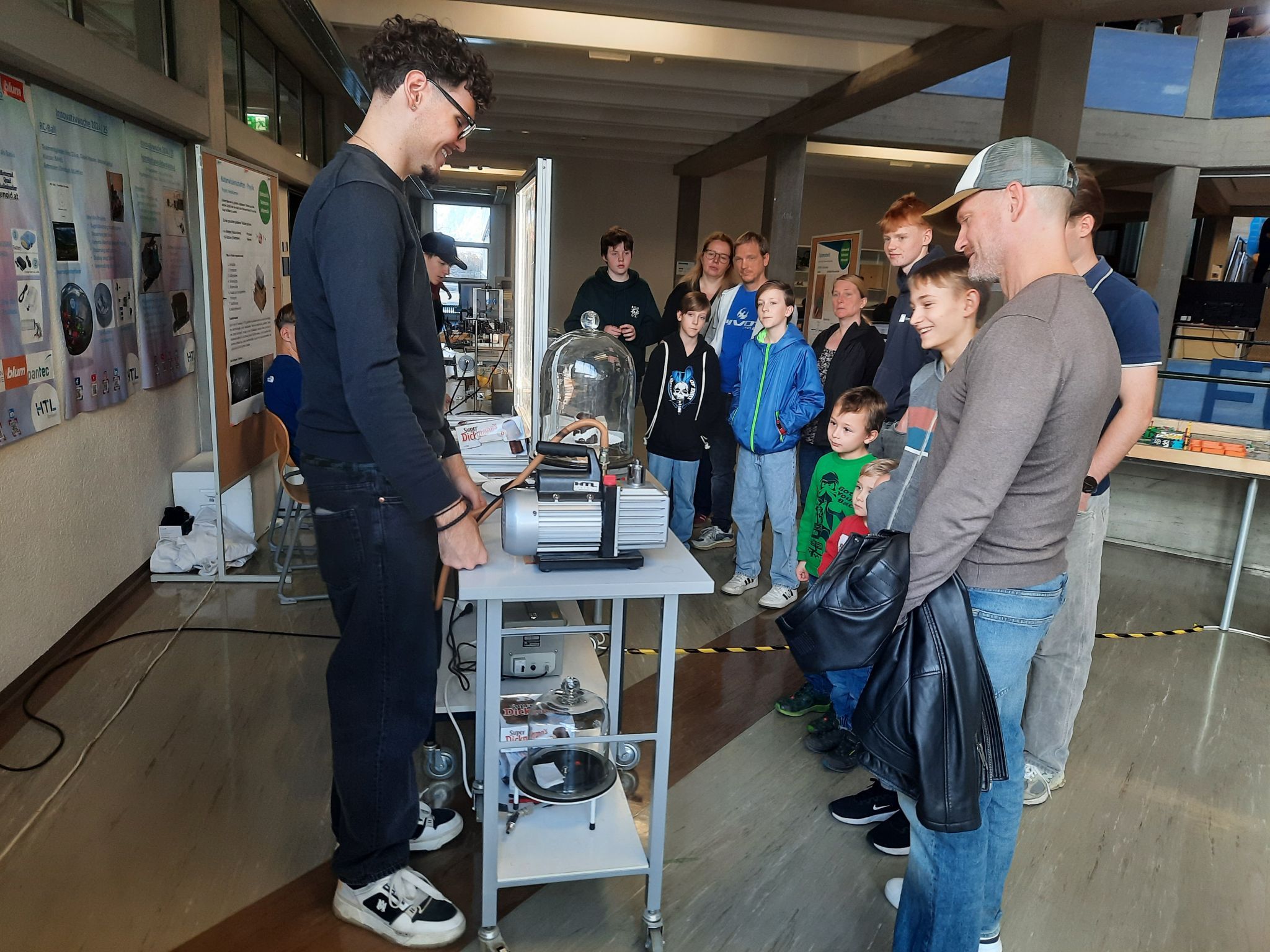 Besucherinnen im Gespräch mit Schülern – Technik hautnah erleben.