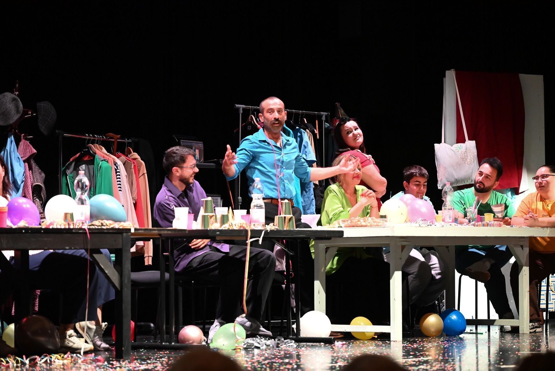 Bei Hirtensalat und Torte feierten die Schauspieler eine inszenierte Familienfeier.