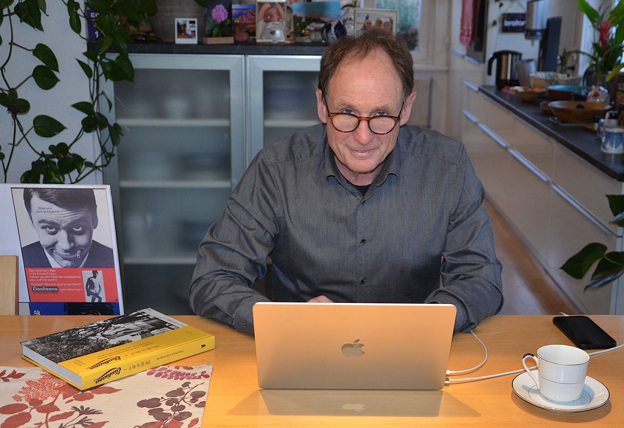 Buchautor Manfred Hämmerle an einem seiner Schreiborte in seinem Haus in Dornbirn. HRJ
