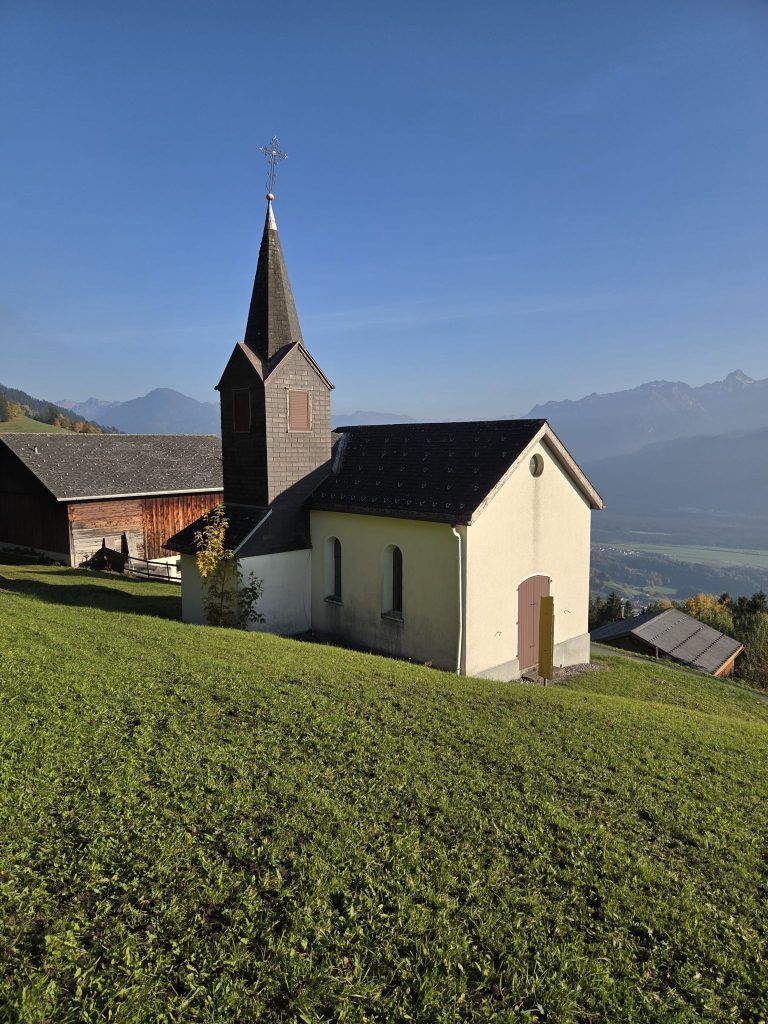 Kleine Kapelle in luftiger Höhe hoch über dem Walgau