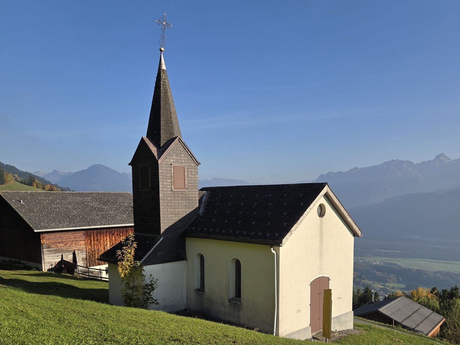 Die Benedikt-Kapelle in Dünserberg mit Blick Richtung Walgau (Foto OS)