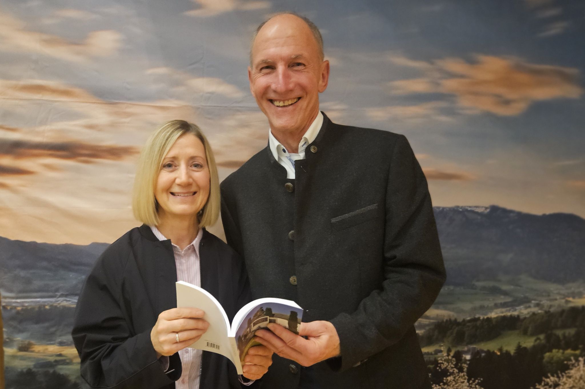 Am neuen Druckwerk interessiert: Renate Hirschmann und Peter Knörle.