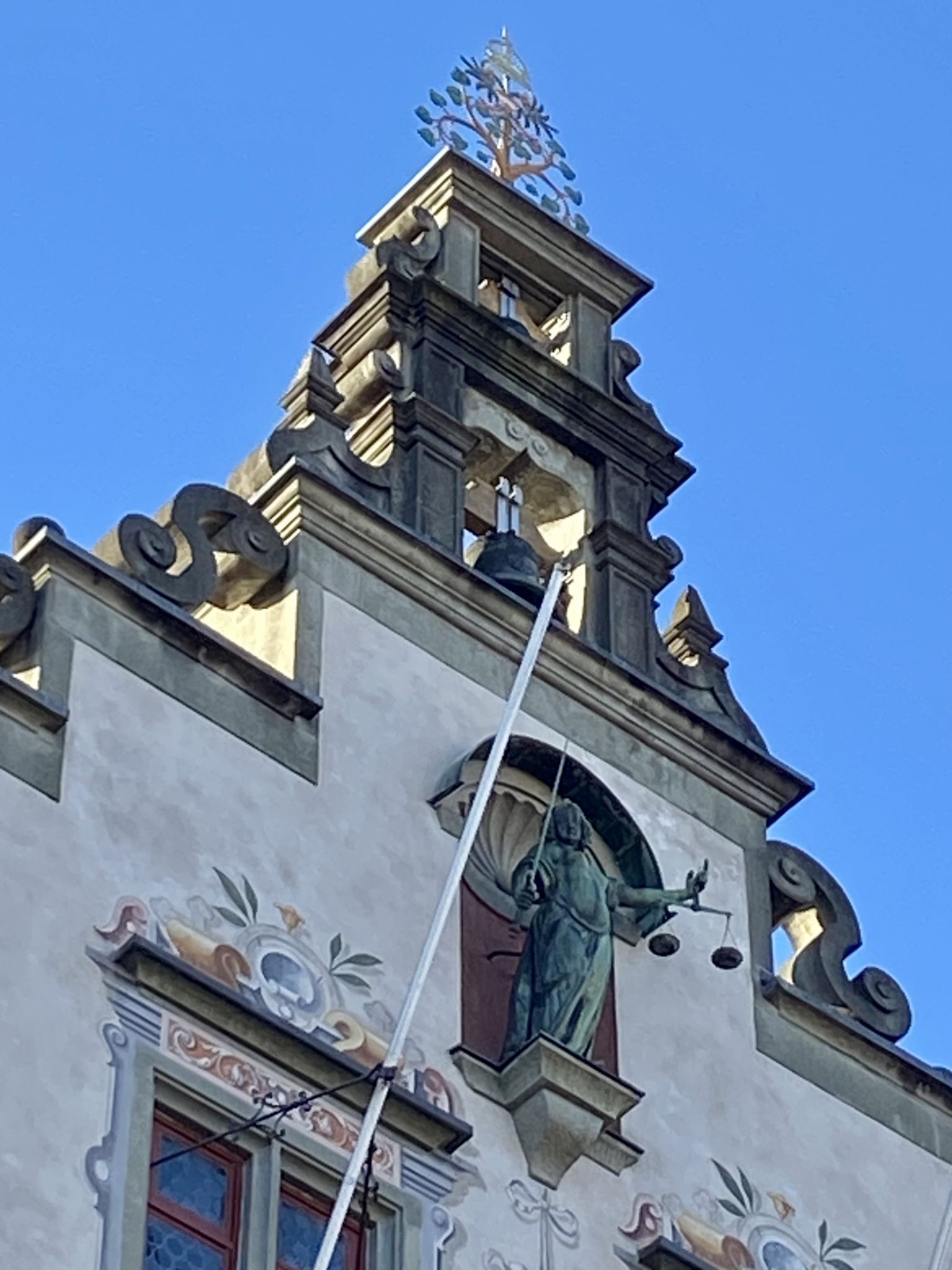 Sie darf nicht fehlen: Die Justitia – Göttin der Gerechtigkeit – krönt die Fassade des alten Lindauer Rathauses.