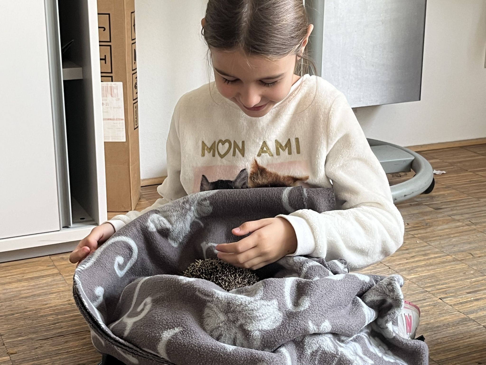 Keine Berührungsängste vor dem stacheligen Freund.