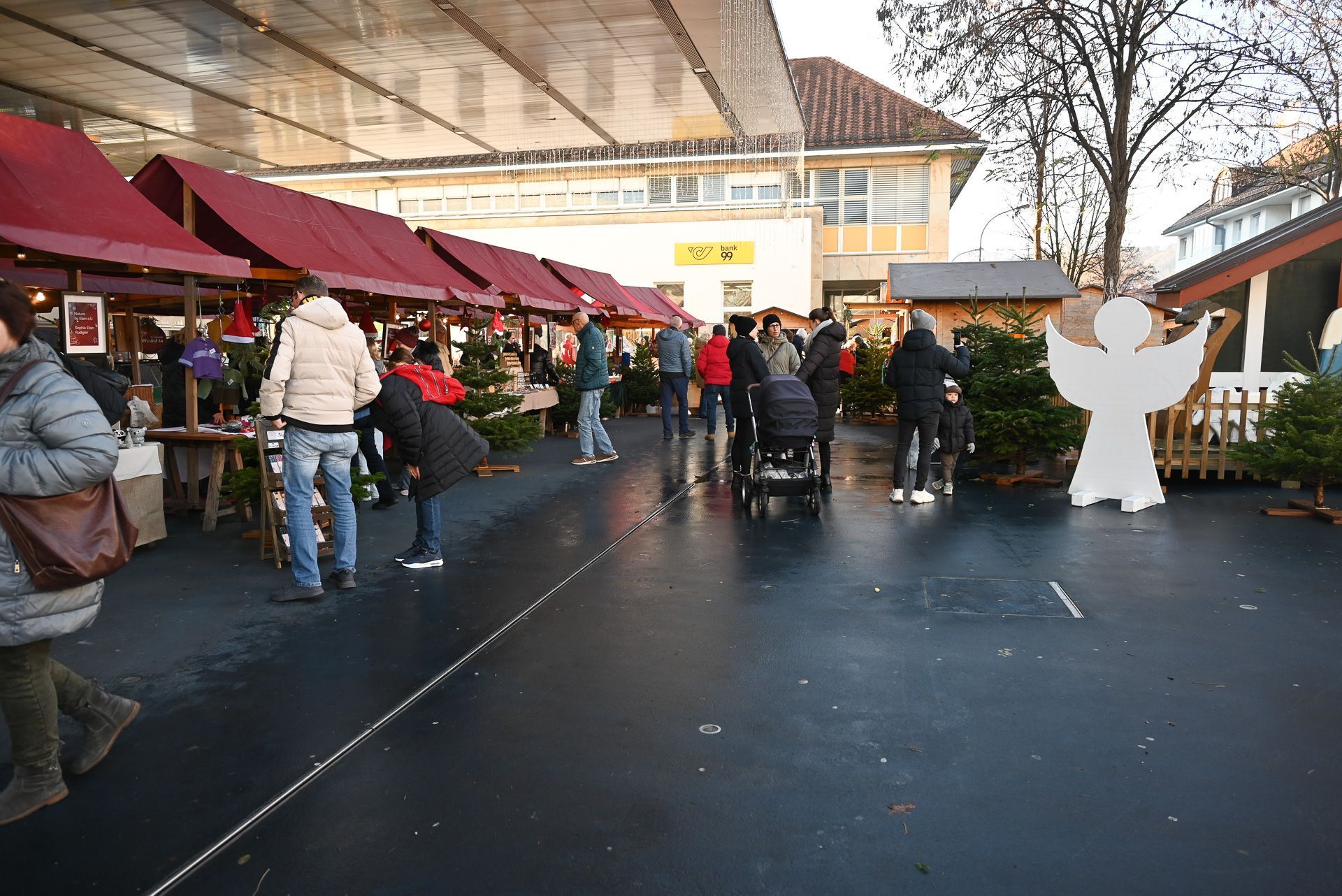 Der Kirchplatz ist festlich herausgeputzt, in der Dämmerung erstrahlt er mit den vielen Lichtern.
