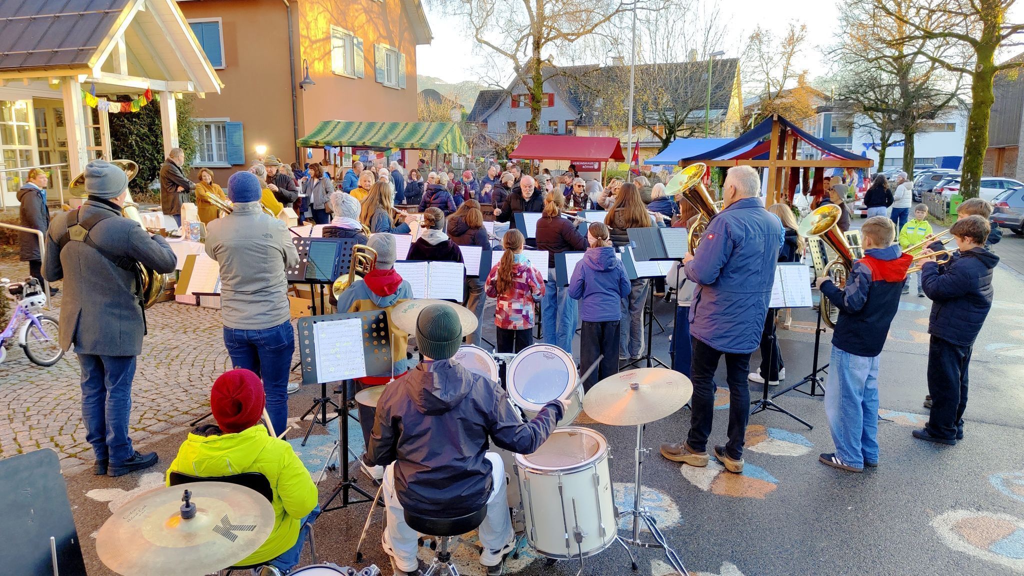 Im Lichterglanz des Advents: Der Benefizmarkt erstrahlt in warmem Weihnachtszauber für Nepal.