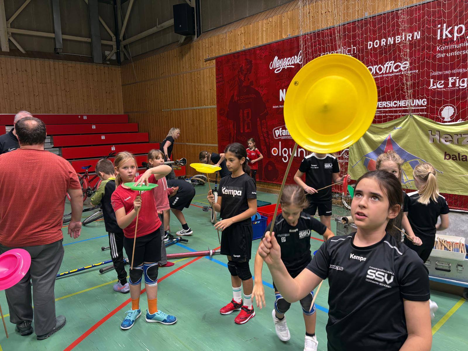 NaNo´s Mitmachzirkus zu Besuch bei den Youngsters des SSV Dornbirn Schoren (Bildergalerie)