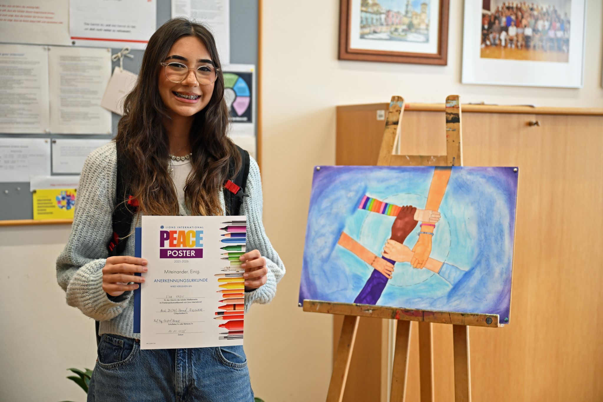 Lisa Vasic mit ihrem Siegerplakat, das nun der Distrikt Jury vorgelegt wird.