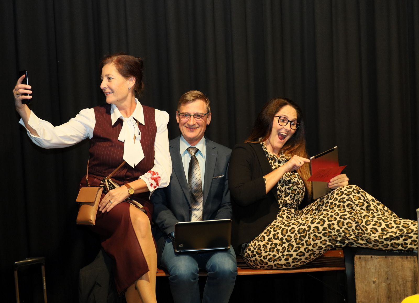 Viktoria, (Ariane Berkmann) die Businessfrau, Hubert (Stephan Scheffknecht) der Verschwörungstheoretiker und Sieglinde Sieg (Sonja Geiger) die Motivationstrainerin. Sie alle drei haben wichtige dringende Termine die aufgrund der nichtfahrenden Bahn in „Gefahr“ sind