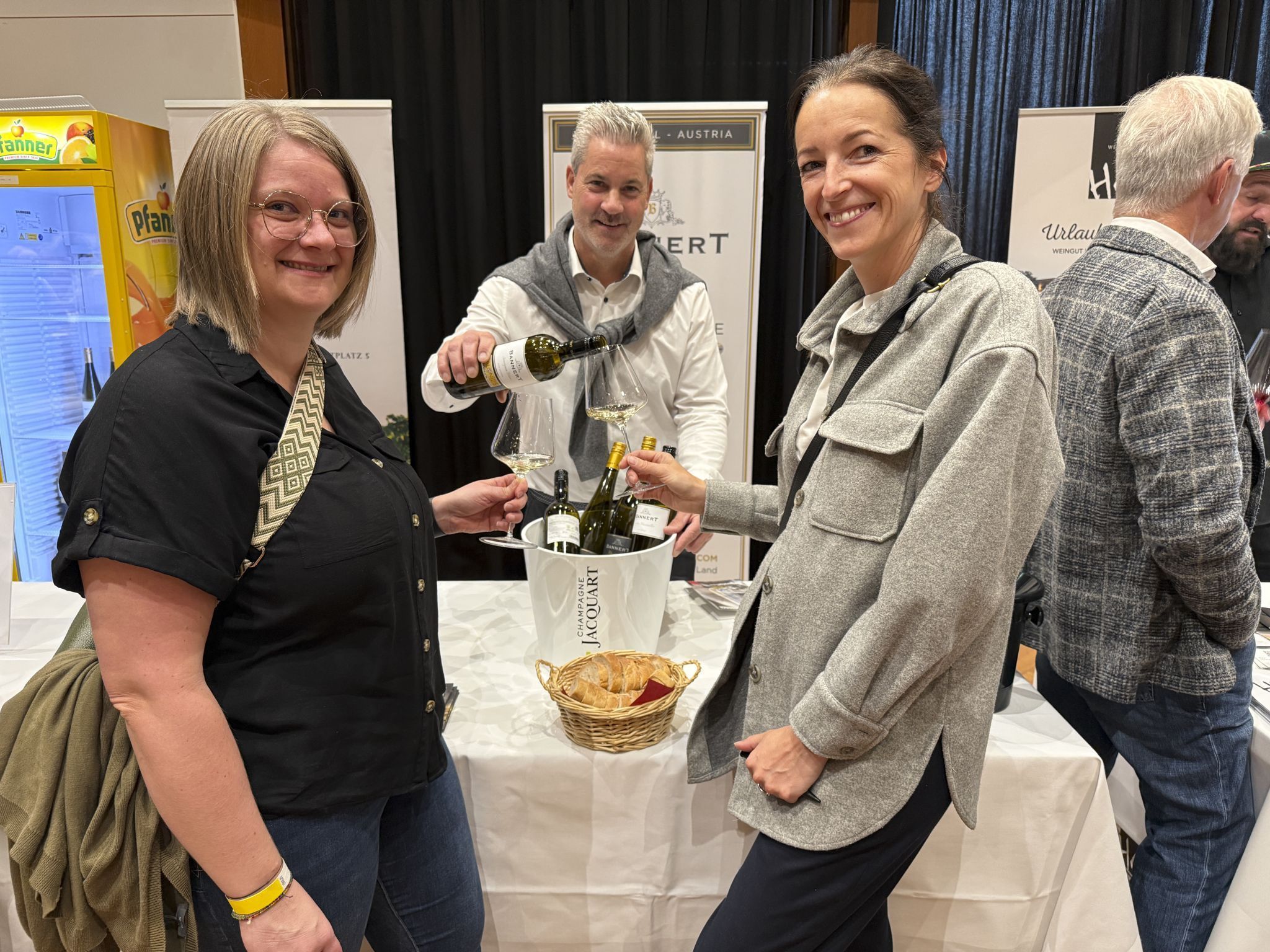 Carmen Wilhelm (li) und Annemarie Simma verkosten bei Manfred Bannert