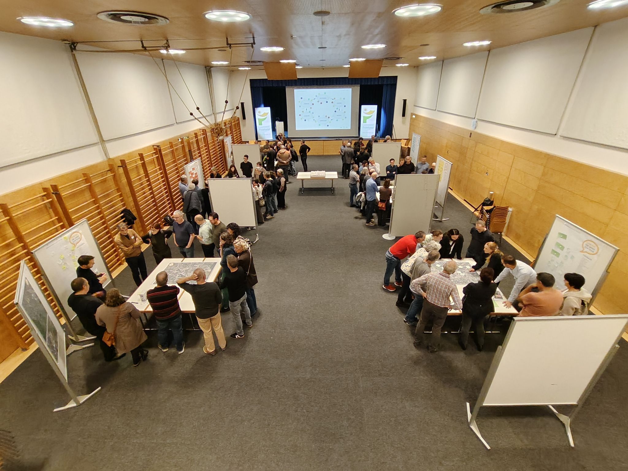 Rund 80 Bürgerinnen und Bürger brachten beim Ideen-Abend ihre Vorstellungen zur Zukunft des Ortszentrums ein.