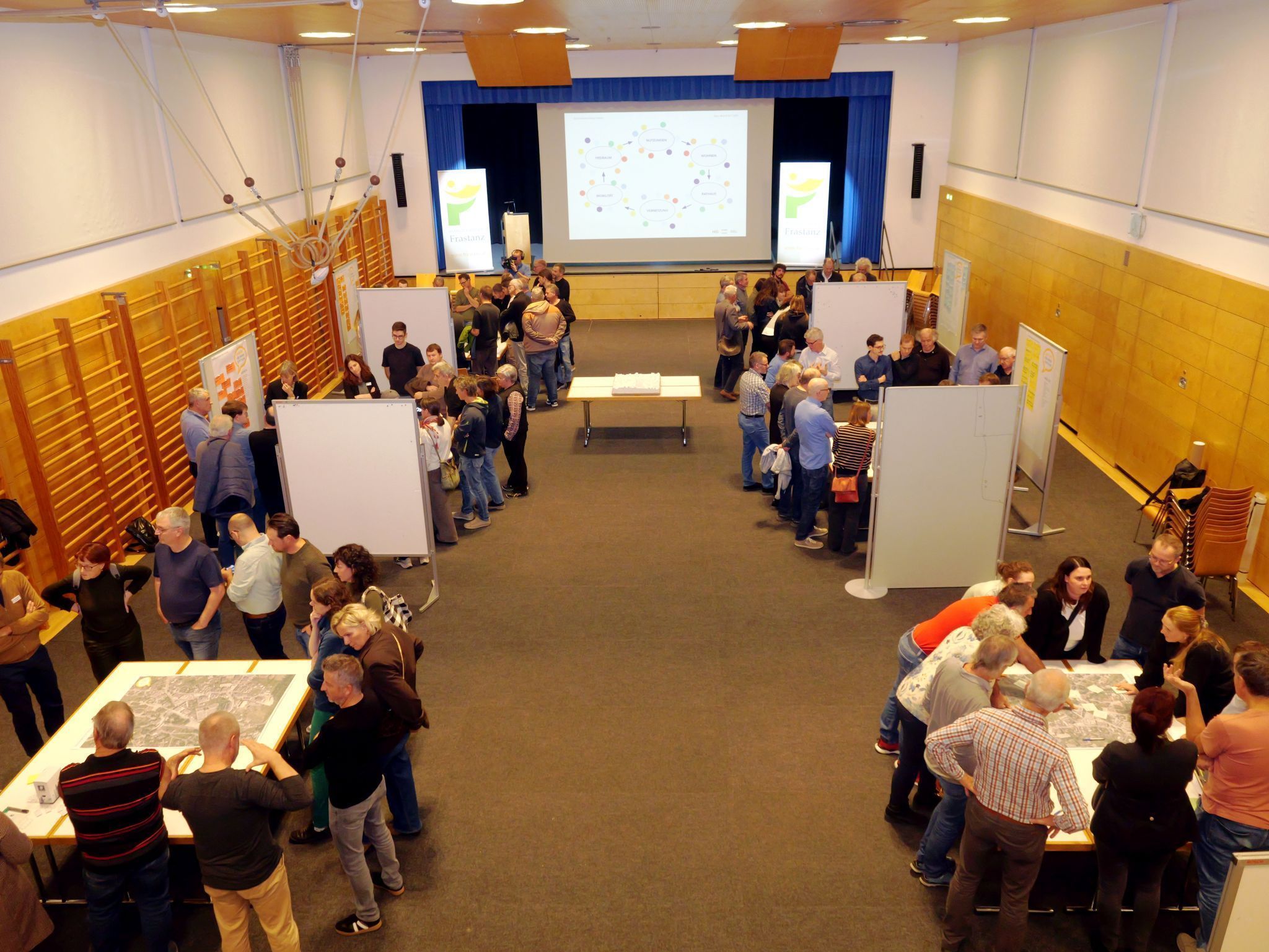 Rund 80 Bürgerinnen und Bürger brachten beim Ideen-Abend ihre Vorstellungen zur Zukunft des Ortszentrums ein.
