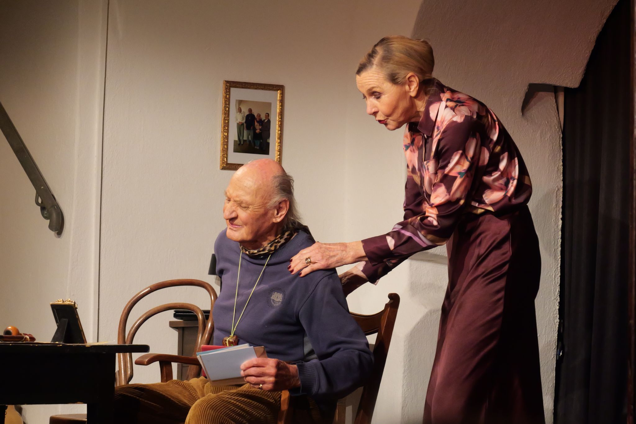 Christina Dezfulian als Sylvie versucht, als Tochter ihr Menschenmöglichstes zu tun..