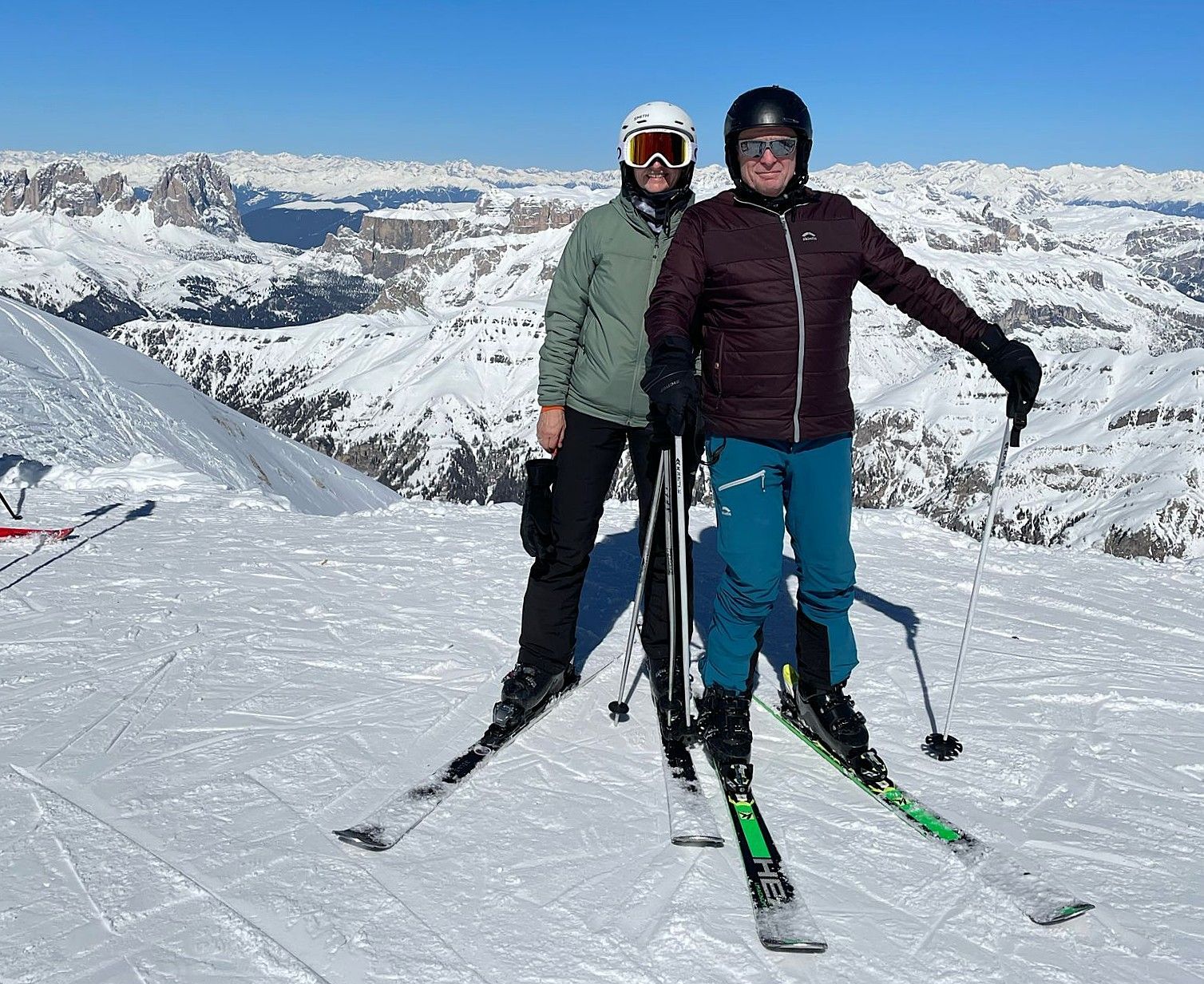 Der passionierte Wintersportler Manfred Hämmerle mit seiner Frau Erna beim Skifahren in den Dolomiten. HÄMMERLE