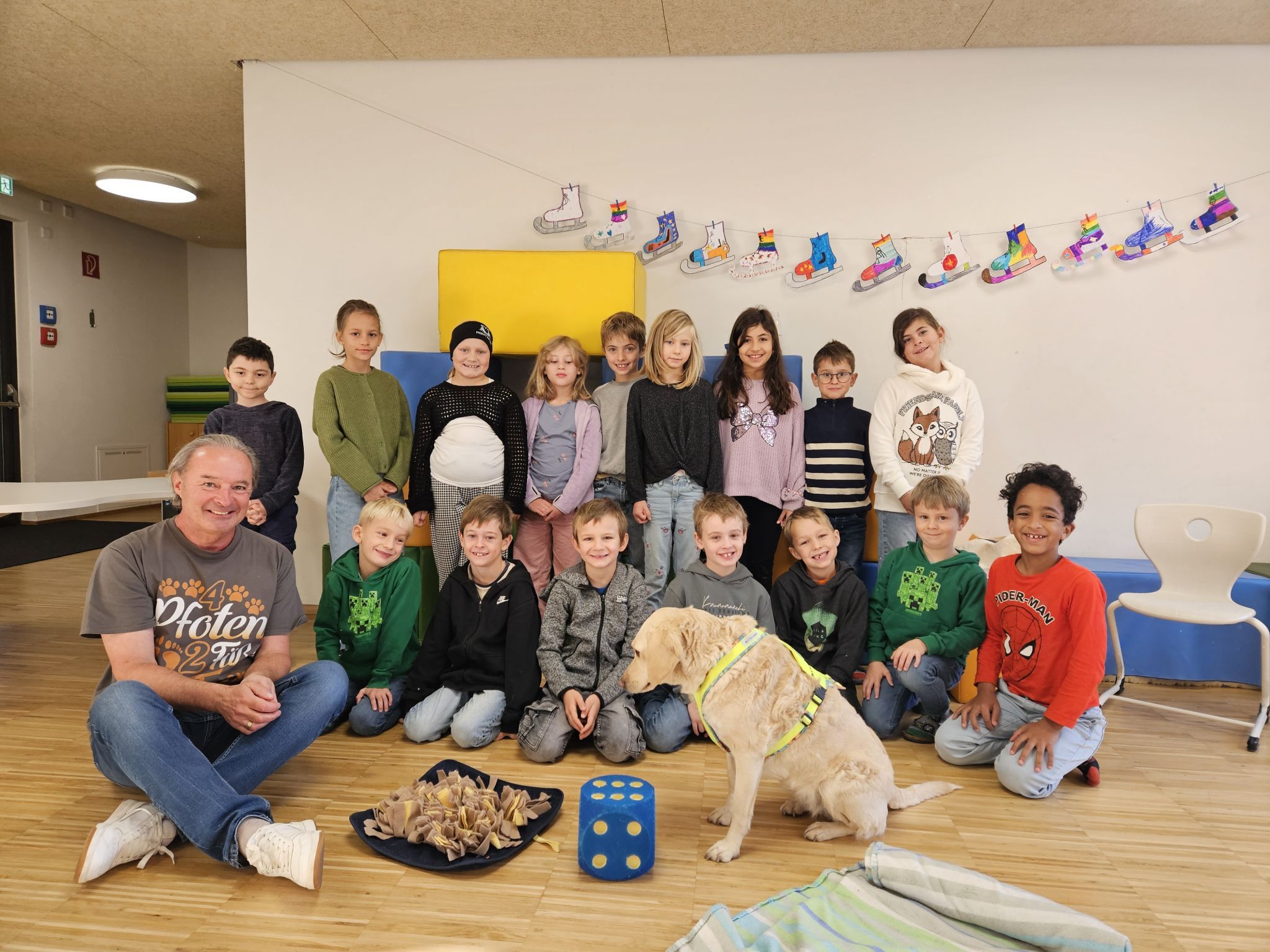 Die Kids er zweiten Klassen der Volksschule Tschagguns waren begeistert von den Fähigkeiten von Polly.