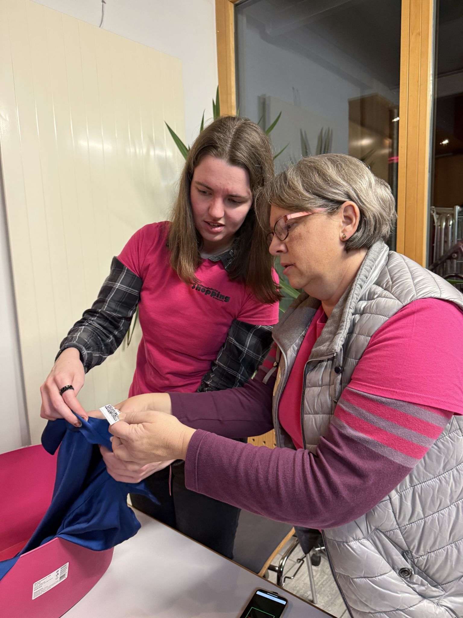 Warencheck an der Kassa von Simone Ehrle und Christiana Egge
