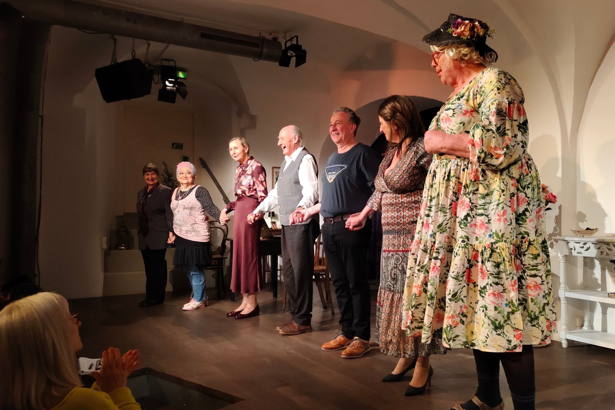 Applaus für starke Leistungen: Das Publikum bedankt sich begeistert bei allen Mitwirkenden.