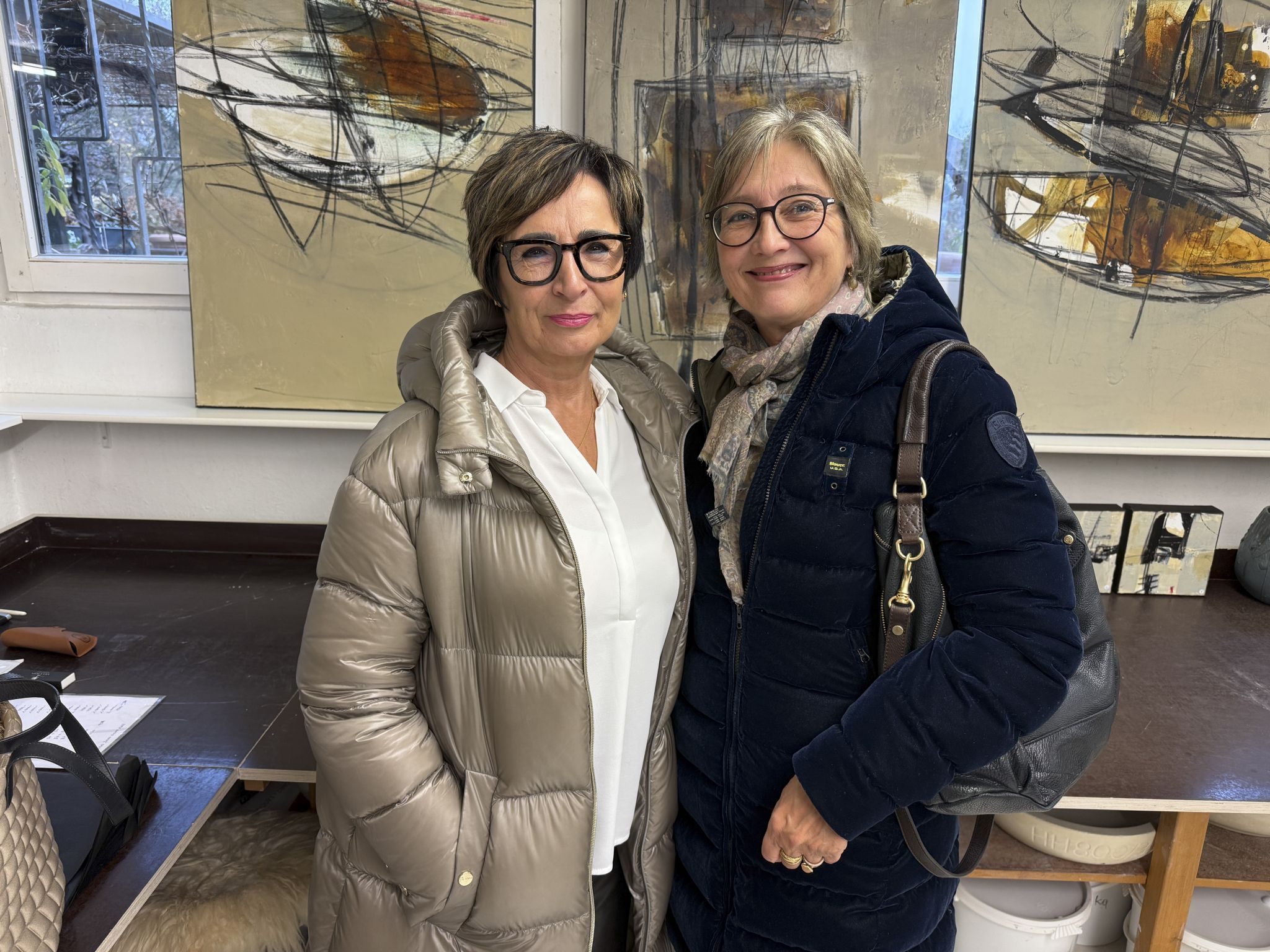 Andrea Zoll und Elke Summer bestaunten die Keramik Objekte