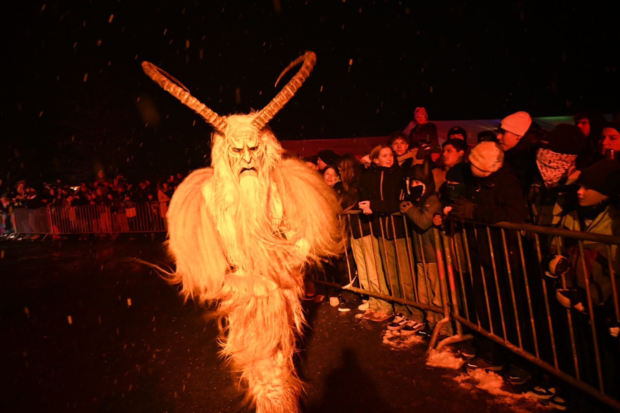 Kunstvolle Masken und Gewänder.