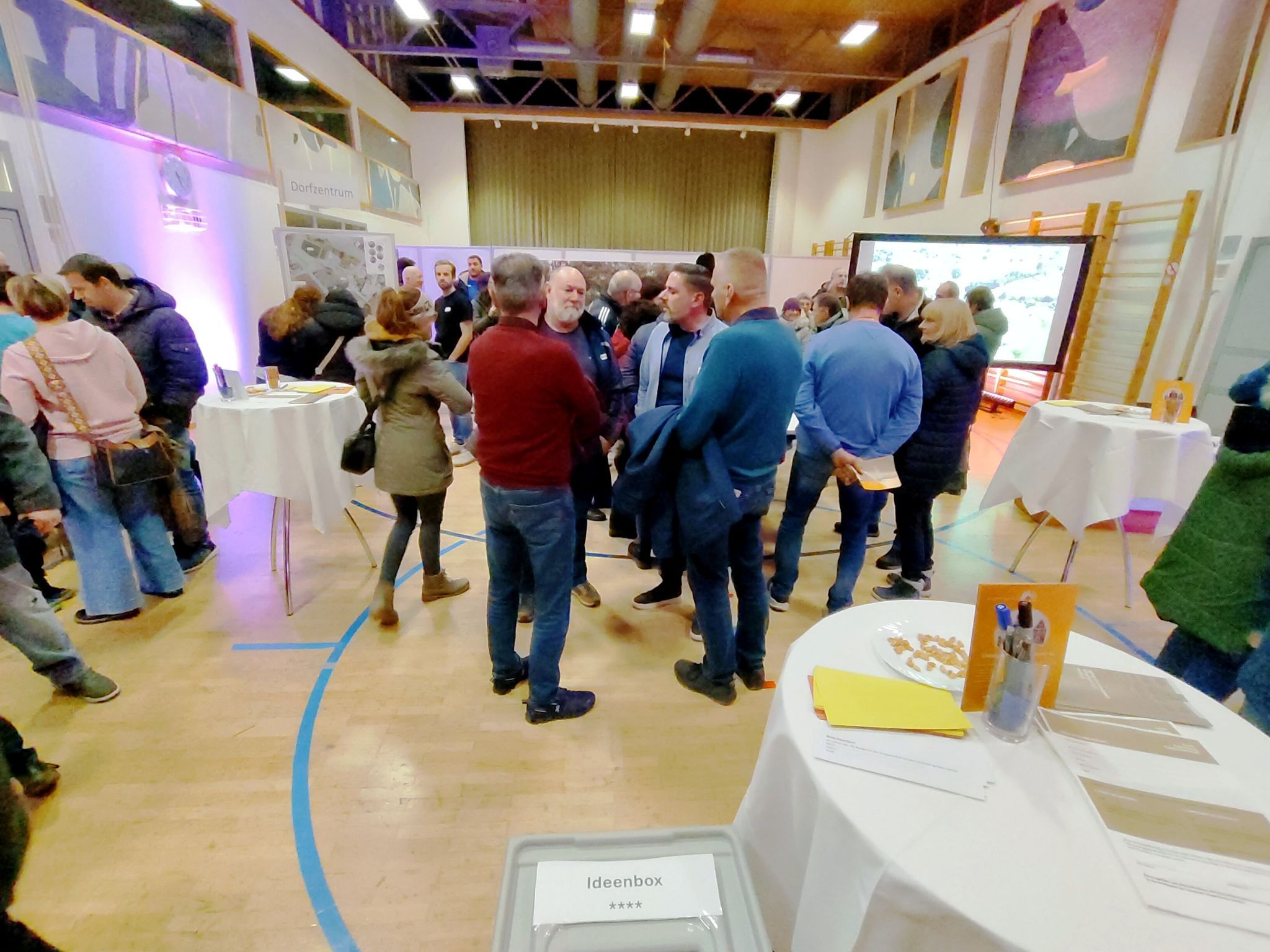 Austausch im Schulhaus: Im Volksschulgebäude werden Ideen zur Zukunft des Dorfzentrums diskutiert.