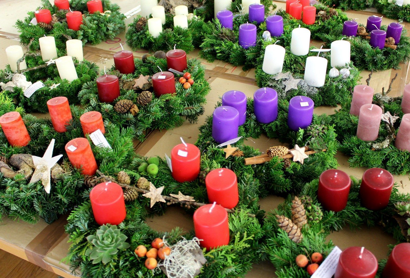 Im Rahmen der traditionellen Adventkranzwoche bietet der Missionskreis der Pfarre wieder schöne Adventkränze zum Verkauf an.