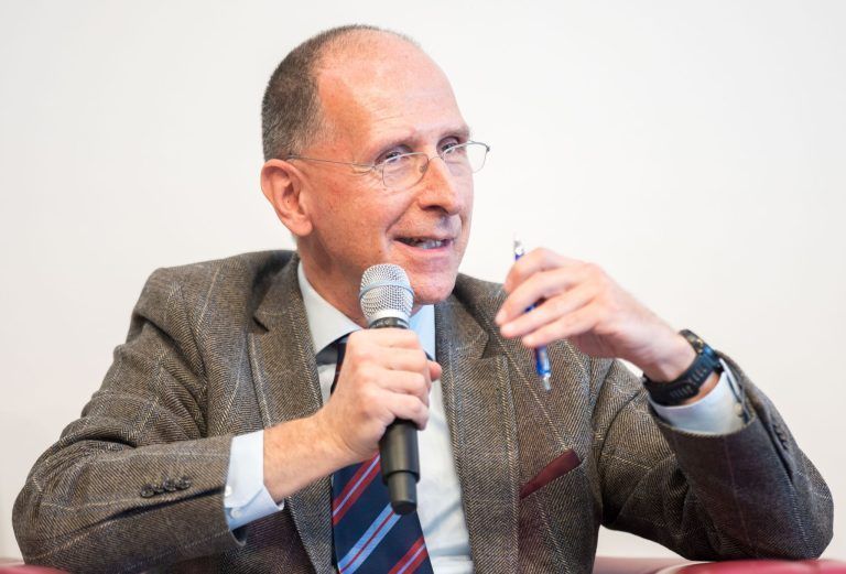 Schwarz-Rot-Pink im Stimmungstief