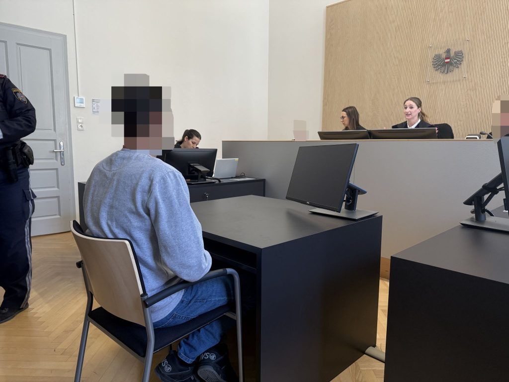 Ladendetektiv mit Schere bedroht – wegen USB-Adapter ins Gefängnis