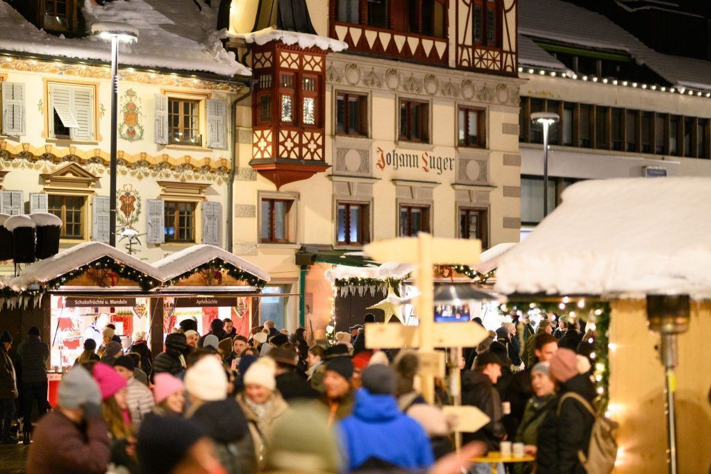 Glühwein, Glanz und Glitzer: Die Weihnachtsmarktsaison nimmt Fahrt auf