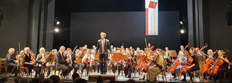 Das Orchester der Gesellschaft der Musikfreunde Bregenz mit ihrem musikalischen Leiter Hansjörg Gruber.jpg